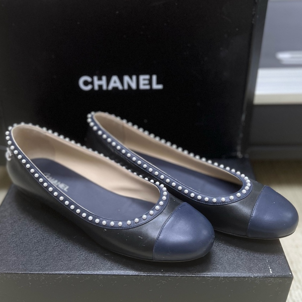 🔴Authentic CHANEL Black & Navy Leather Ballet Flats🔴 - Picture 2 of 9